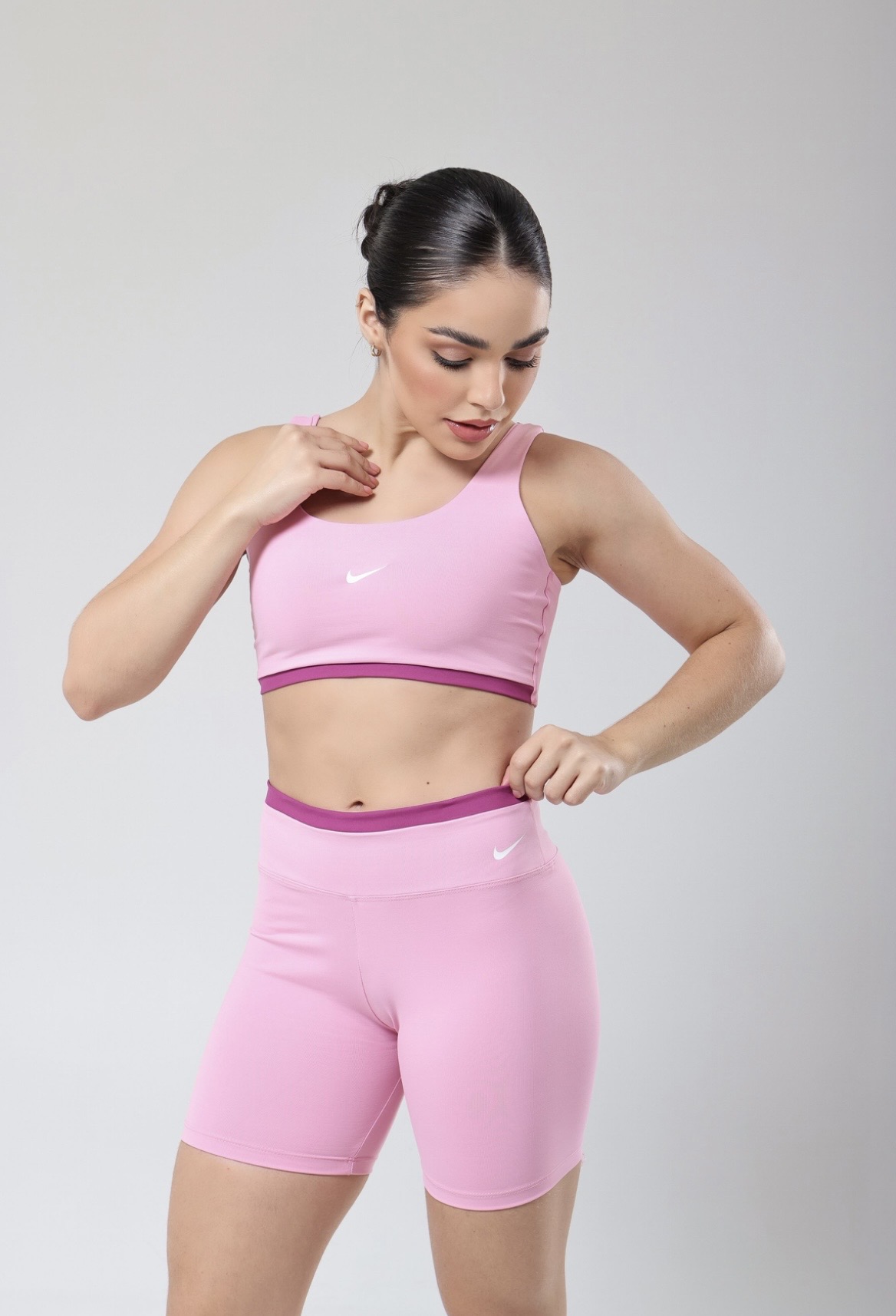 CONJUNTO confeccionado em Poliamida com elastano, proporcionando toque macio, alta durabilidade e excelente desempenho durante o uso