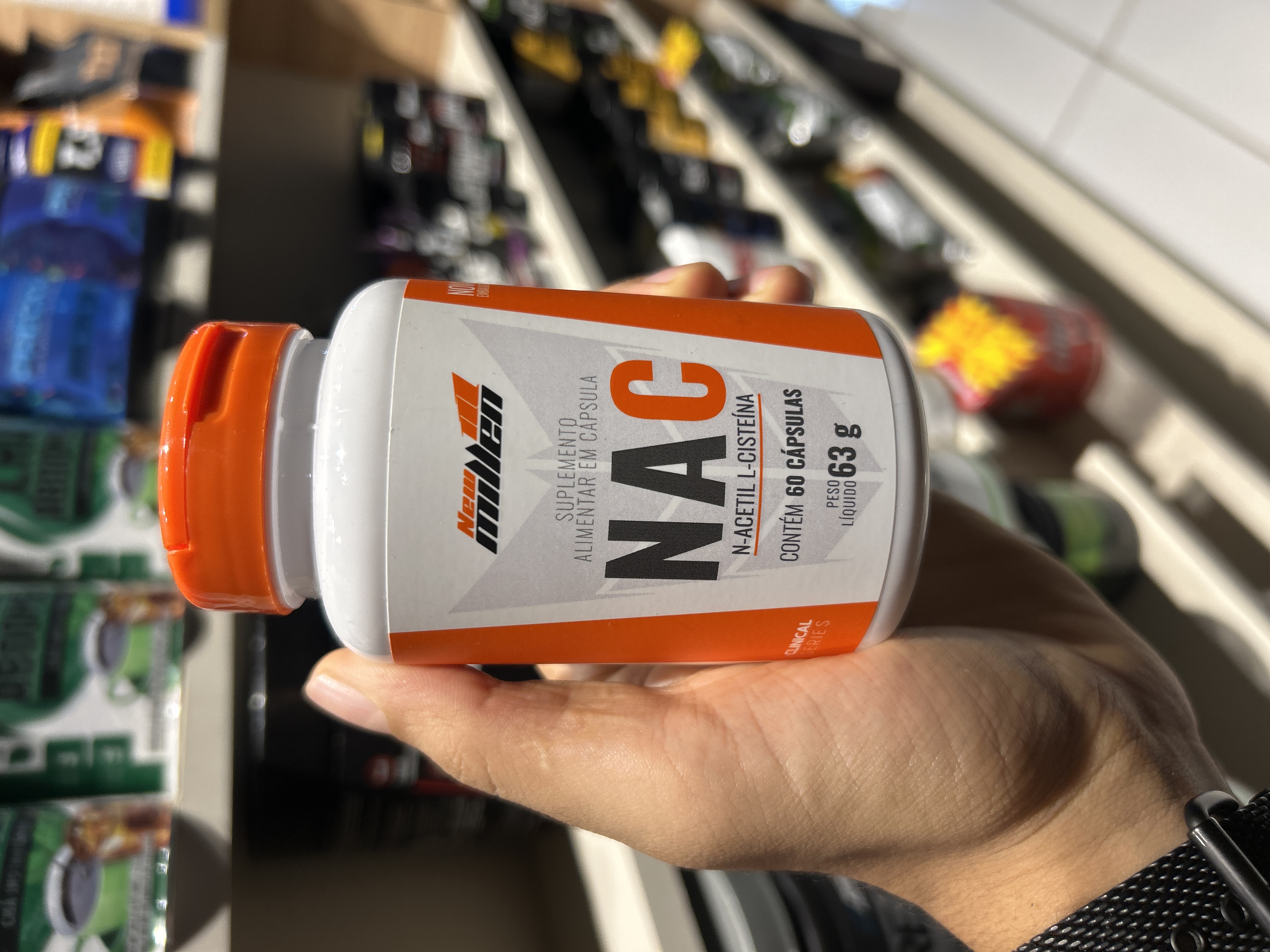 O NAC é um antioxidante poderoso que ajuda na saúde do fígado, imunidade, respiração, recuperação muscular e proteção do organismo contra o estresse oxidativo.