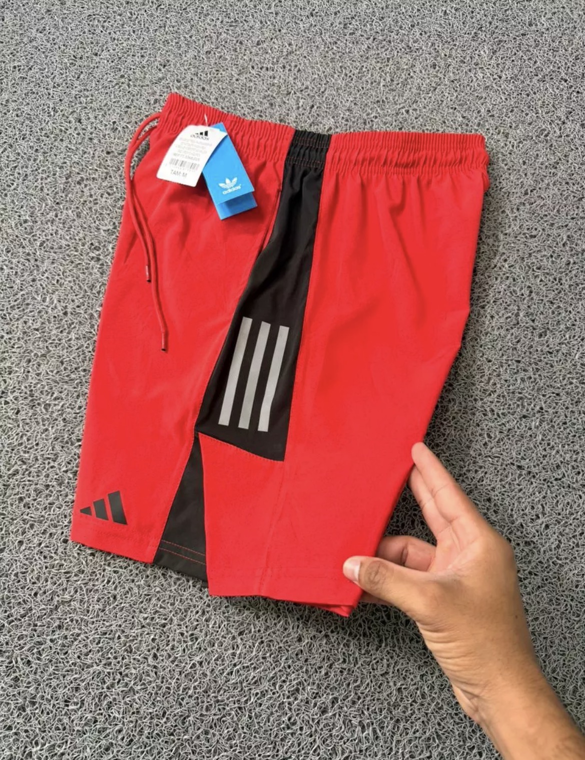 Short confeccionado em tactel com elastano, proporcionando toque macio, alta durabilidade e excelente desempenho durante o uso