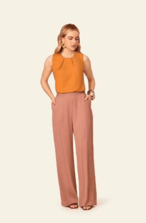 Blusa em tecido do P ao GG nas cores mostarda off white e preto Segue calça em alfaiataria prêmio do P ao GG nas cores preto e beje