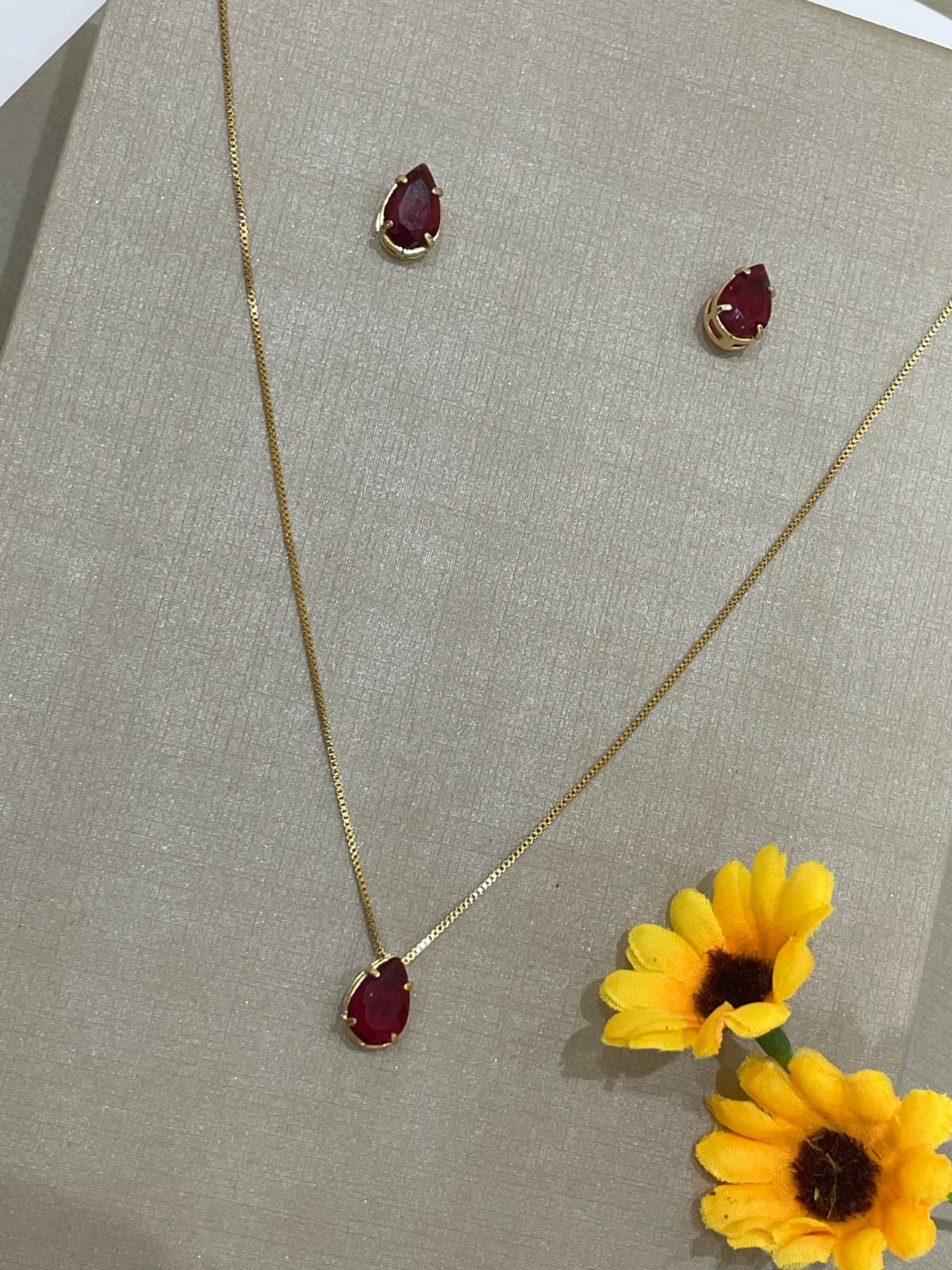 Conjunto pedra vermelha semijóias